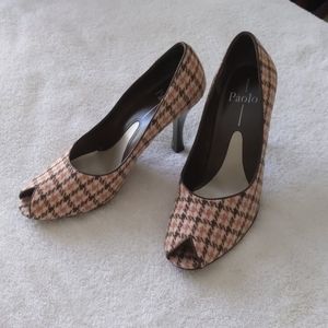 Peep toe pumps
